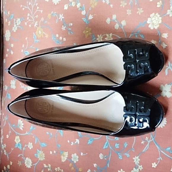 COPY - Tory Burch Black Patent Leather Open Toe T Logo Wedges (7) - Picture 1 of 11